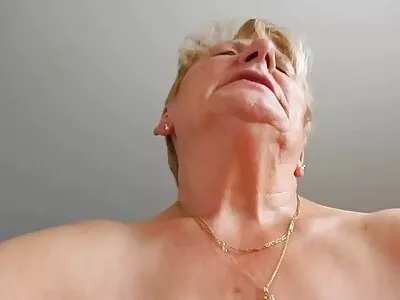 Впечатляваща, красива скитница на заможен balgarsko porno мачо с две момичета. .