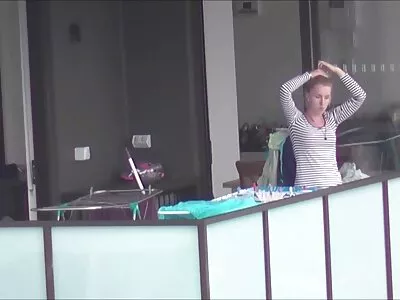Тя се скри гола под бг секс филми завивките в леглото на втория си баща, за да я чукат отново и не приема оправдания. .