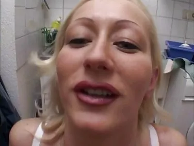 Те практикуваха йога в поза на рак върху зелен porno balgarki килим. .