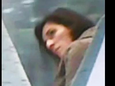 Закръглената милфка търка задника си и прониква в путката с пръсти. balgarsko porno .